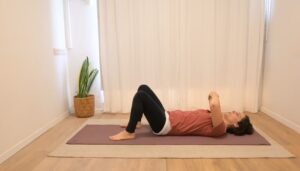 תנועתיות השכמות יד על כתף